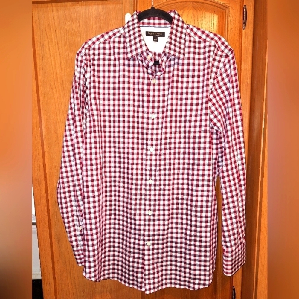 Banana Republic men's long sleeve button-down shirt in a size large. Red plaid